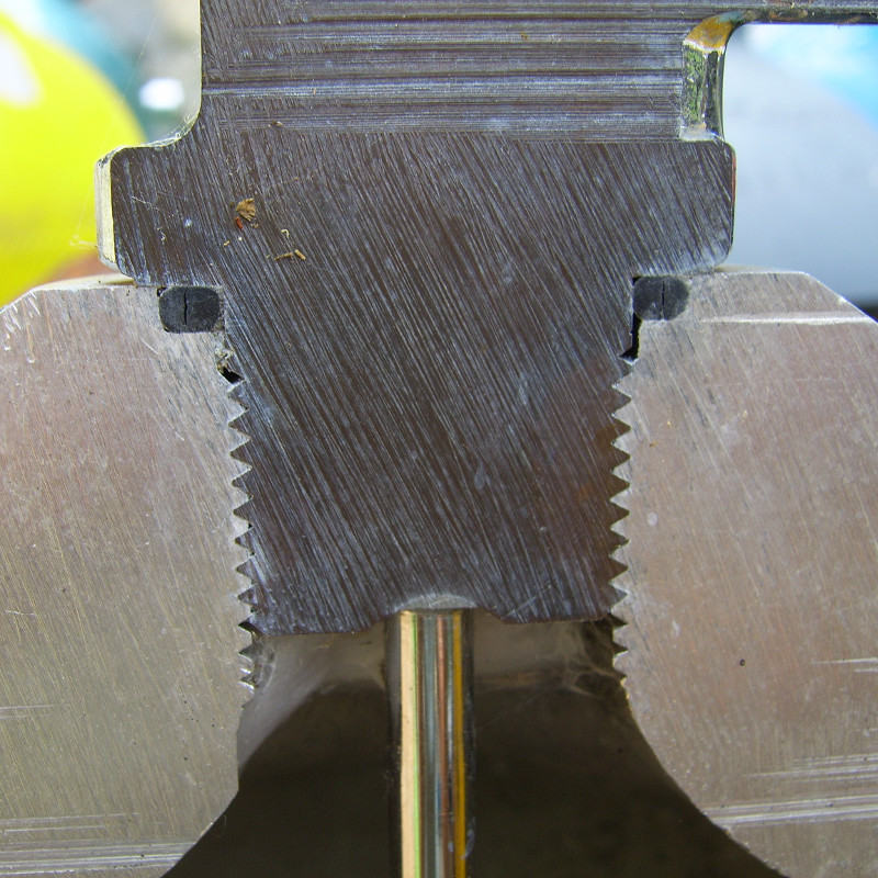 Cross-section of a scuba tank and valve, showing close fit of the high-pressure thread. For demonstration purposes only!